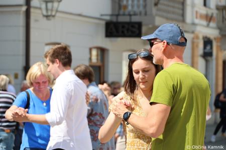 Kamnik danes v znamenju maturantske četvorke, v kateri je zaplesalo preko 200 maturantk in maturantov (104)